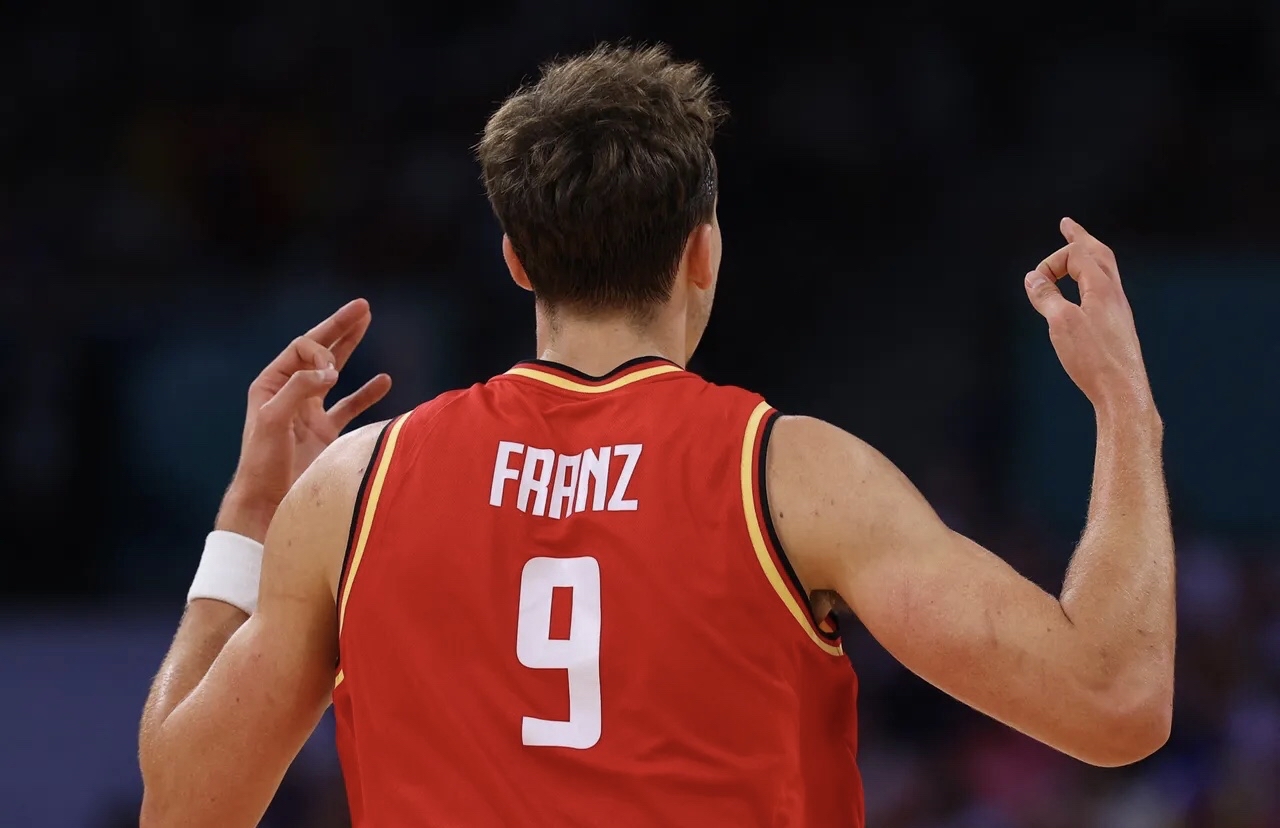 极速竞技-蓬莱雷霆队鏖战岭南金雕队，板球小组赛爆冷，转换速度占优。关键战拿下信心的简单介绍